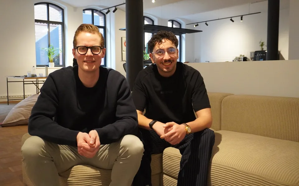 Damian, Gründer von mate und nano, und Anas von Labrigart auf einem Sofa