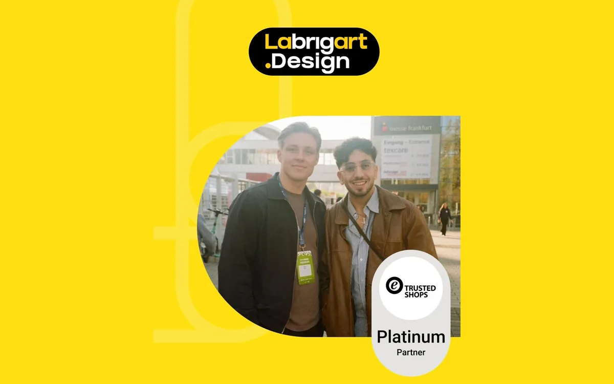 David Pehl and Anas Elimani in front of Messe Frankfurt, next to the Trusted Shops Platinum Partner badge